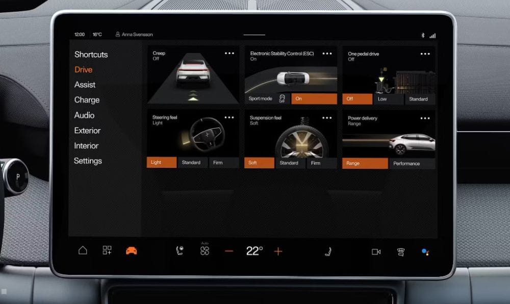 Εικόνα μέσα από την καμπίνα του Polestar 4, κοντινό στην κεντρική οθόνη με διάφορες ρυθμίσεις για τη λειτουργία του αυτοκινήτου