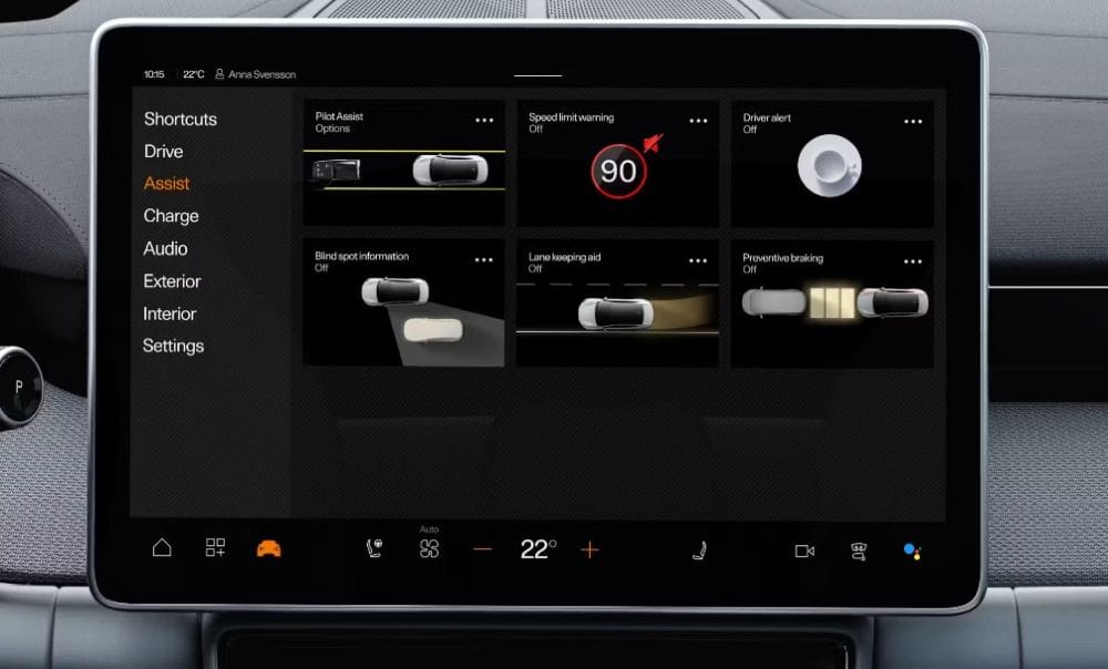 Εικόνα μέσα από την καμπίνα του Polestar 4, κοντινό στην κεντρική οθόνη με διάφορες ρυθμίσεις για τη λειτουργία του αυτοκινήτου