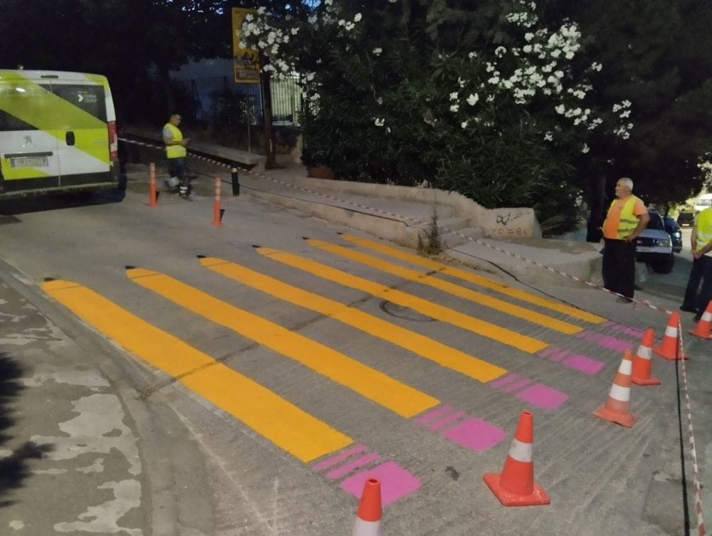 δρόμος μέρα, διάβαση πεζών με κίτρινα μολύβια, μπροστά το βαν του Safe Roads roject