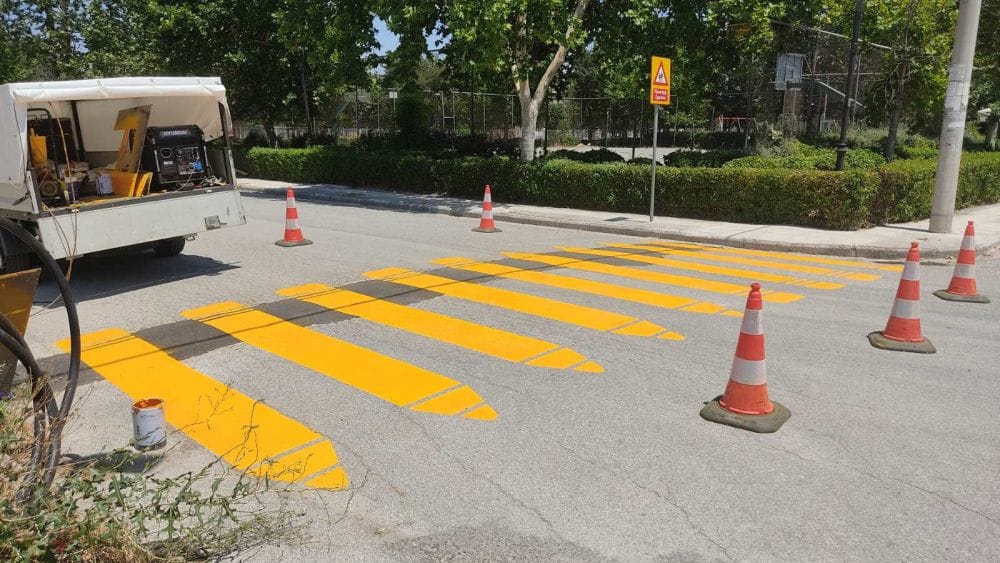 δρόμος μέρα, διάβαση πεζών με κίτρινα μολύβια και κώνοι