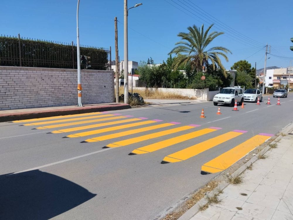 δρόμος μέρα, διάβαση πεζών με κίτρινα μολύβια, αυτοκίνητα σταματημένα στην άσφαλτο