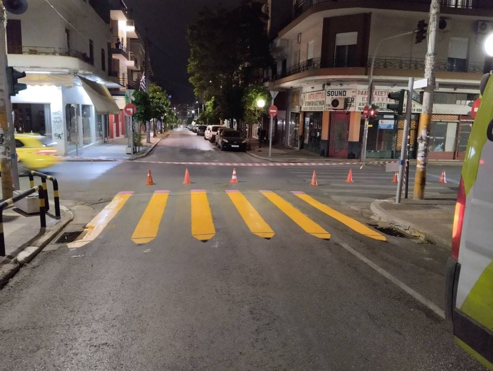 δρόμος πόλης νύχτα, διάβαση πεζών με κίτρινα μολύβια, στο πλάι το βαν του Safe Roads roject