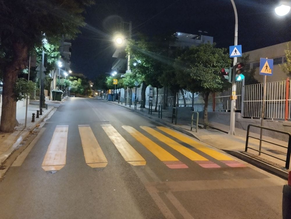 δρόμος πόλης νύχτα, διάβαση πεζών με κίτρινα μολύβια έξω από σχολείο