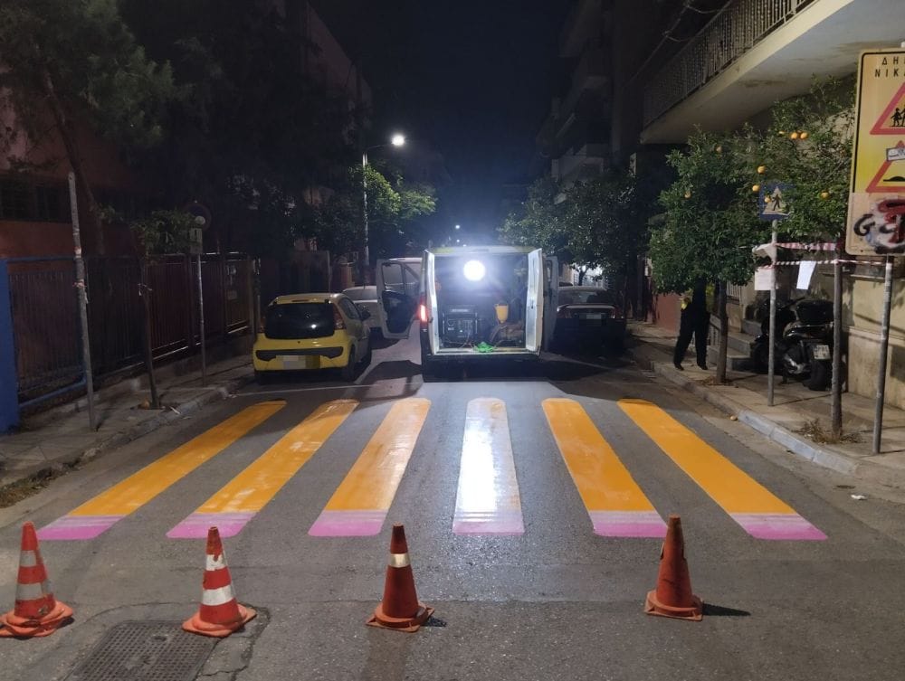 δρόμος πόλης νύχτα, διάβαση πεζών με κίτρινα μολύβια, μπροστά το βαν του Safe Roads roject