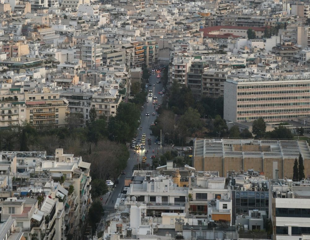 κέντρο Αθήνας από ψηλά, μεγάλος δρόμος με πολλές λωρίδες κυκλοφορίας, γύρω πολλές πολυκατοικίες