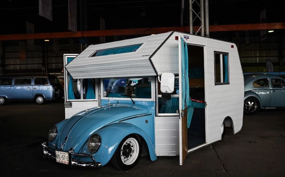 παλιός γαλάζιος Σκαραβαίος μεταμορφωμένος σε μίνι τροχόσπιτο