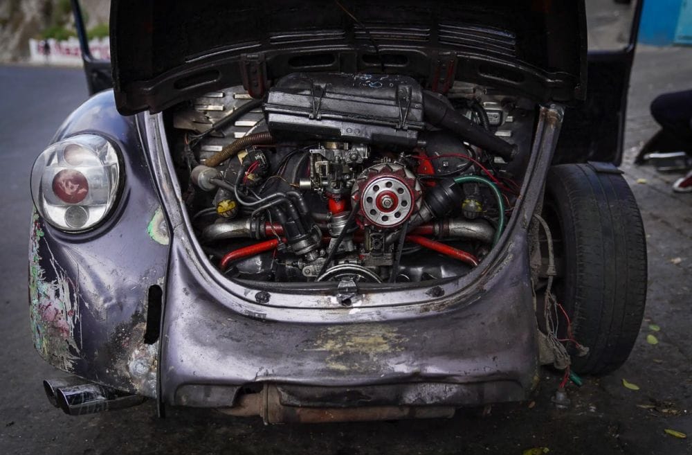 ανοιγμένο πορτ μπαγκαζ Σκαραβαίου, φαίνεται η μηχανή. Σπασμένες λααρίνες γύρω γύρω κι ενα φανάρι