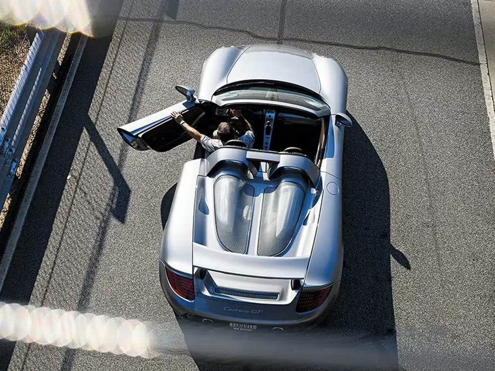  Porsche Carrera GT από ψηλά την ώρα που ο οδηγός ανοίγει την πόρτα 