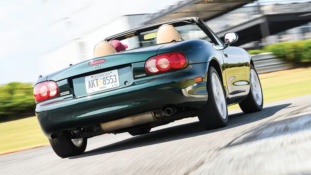 πράσινο Mazda MX-5 Miata από πίσω ενώ κινείται σε δρόμο