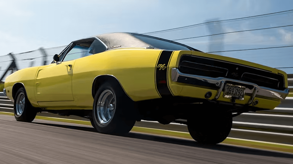 Κίτρινη Dodge Charger από το πλάι και πίσω