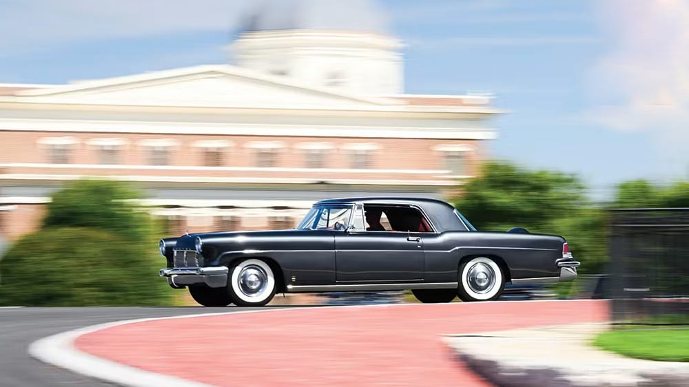 μαύρο Continental Mark II εν κινήσει μπροστά από κτίριο