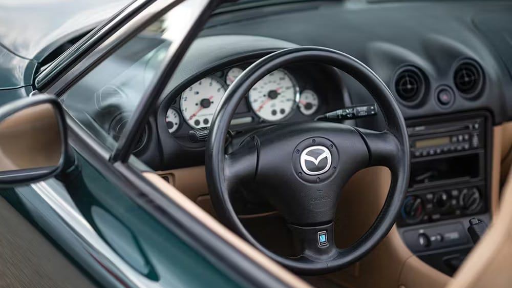 πράσινο Mazda MX-5 Miata καμπίνα οδηγού, τιμόνι και ταμπλό