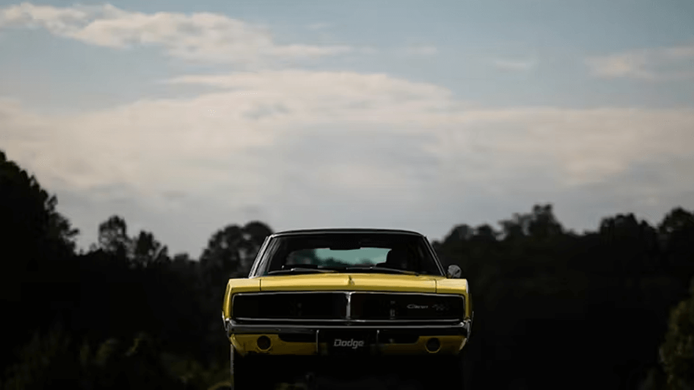 Κίτρινη Dodge Charger το μπροστινό μέρος