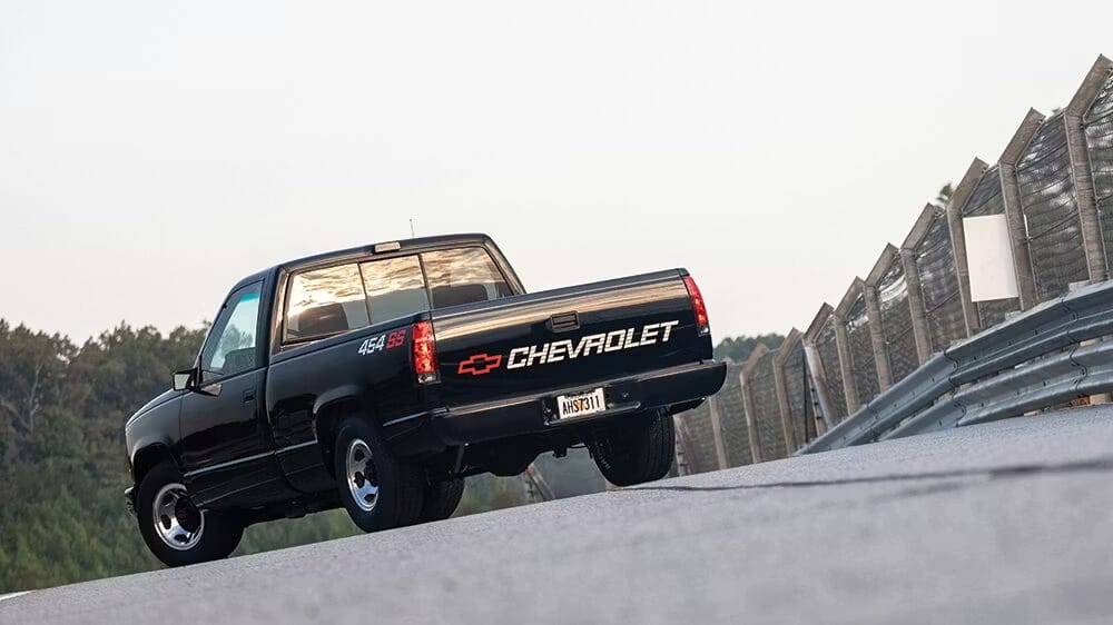 μαύρο Chevrolet 454 SS από πίσω