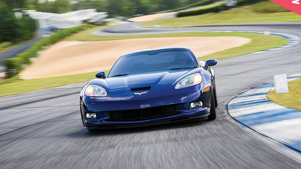 μπλέ Chevrolet Corvette Z06 από μπροστά εν κινήσει