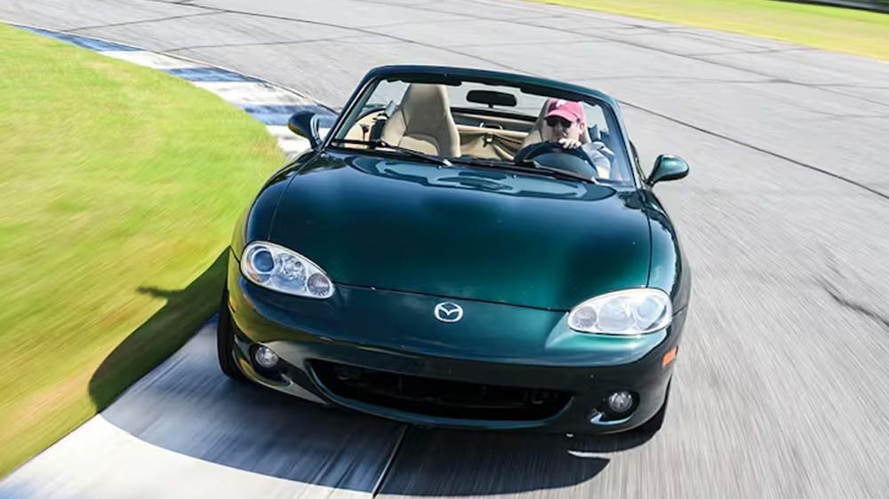 πράσινο Mazda MX-5 Miata από μπροστά εν κινήσει