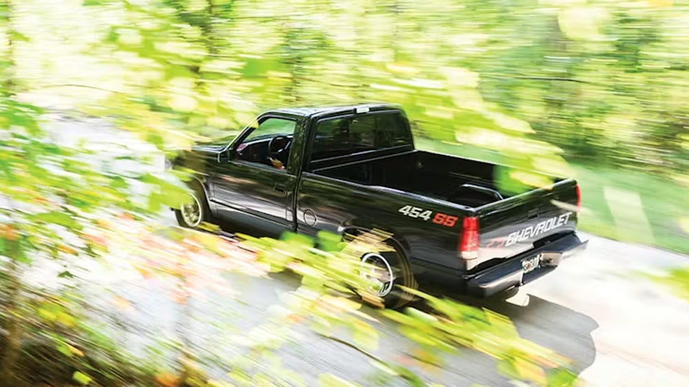 μαύρο Chevrolet 454 SS εν κινήσει στη φύση