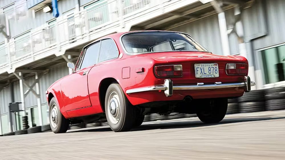 κόκκινη Alfa Romeo GTV από πίσω