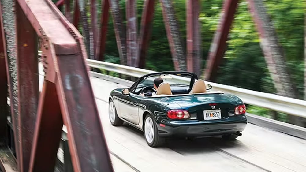 πράσινο Mazda MX-5 Miata από πίσω εν κινήσει