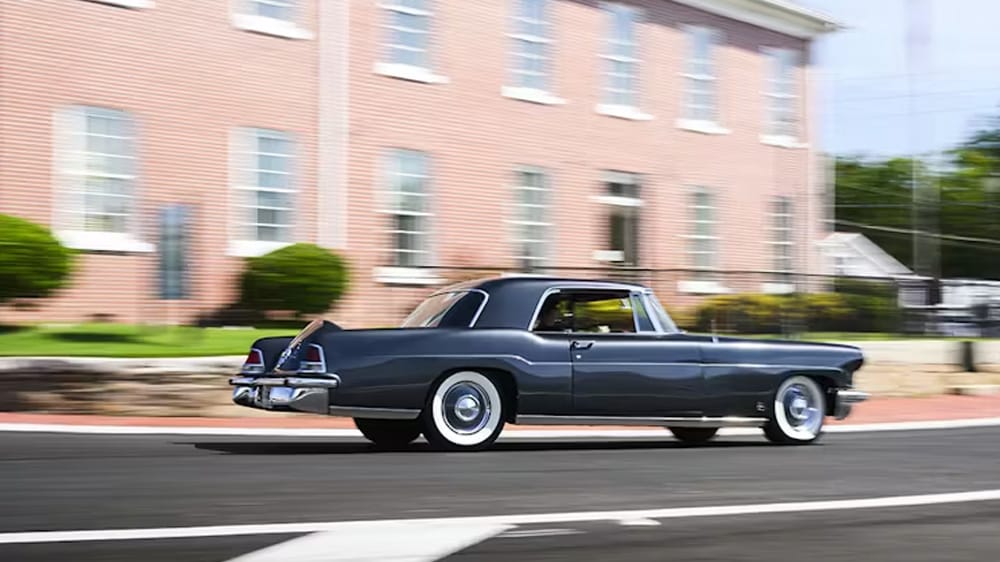 μαύρο Continental Mark II εν κινήσει