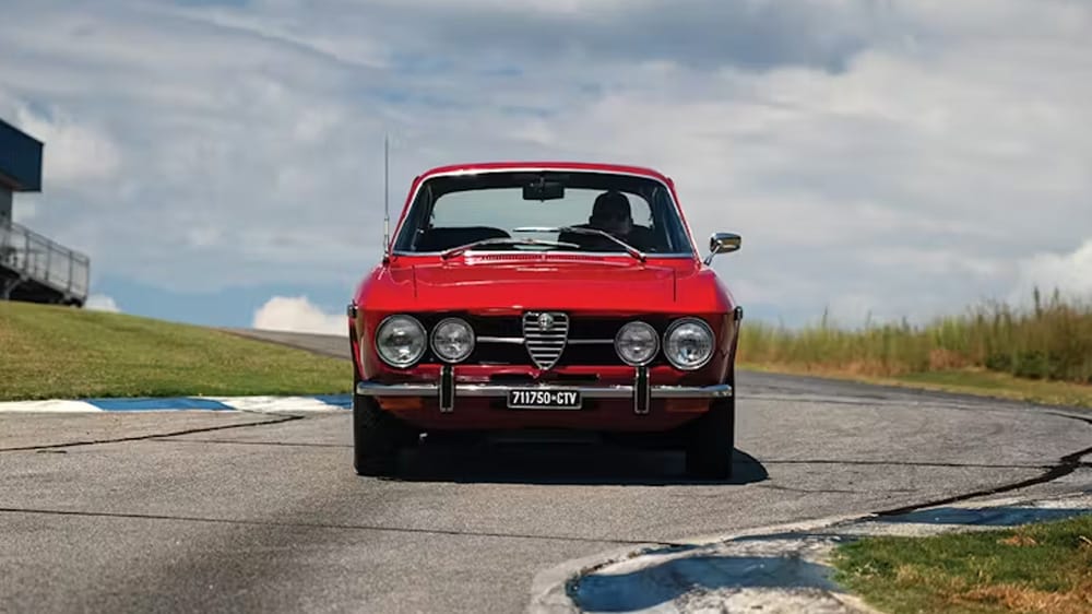κόκκινη Alfa Romeo GTV από μπροστά