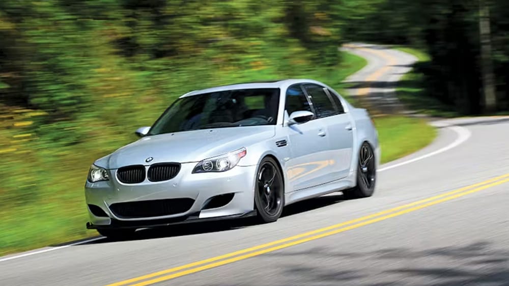 BMW M5 εν κινήσει σε δρόμο