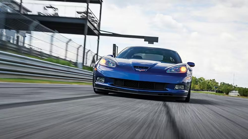 μπλέ Chevrolet Corvette Z06 από μπροστά εν κινήσει