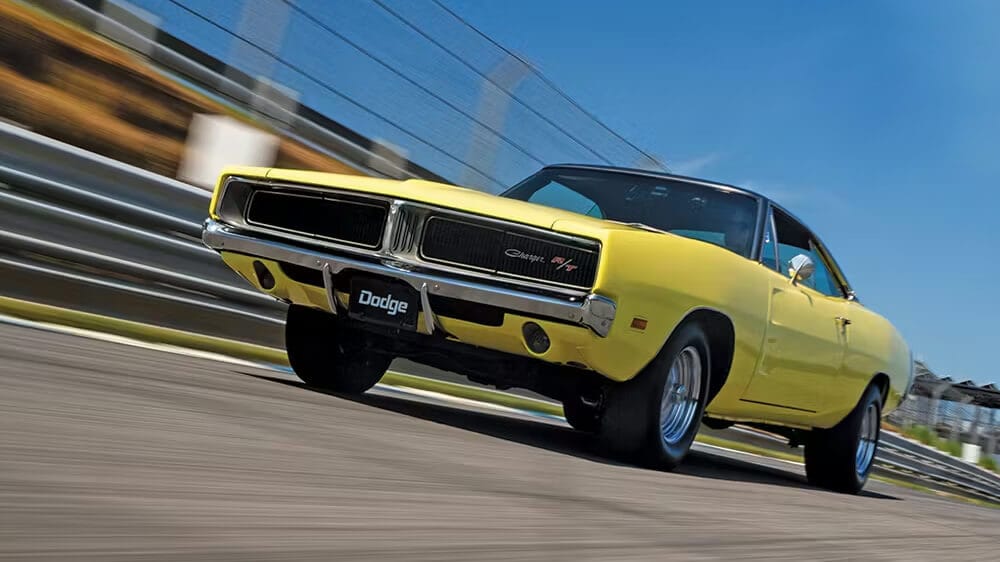 Κίτρινη Dodge Charger εν κινήσει