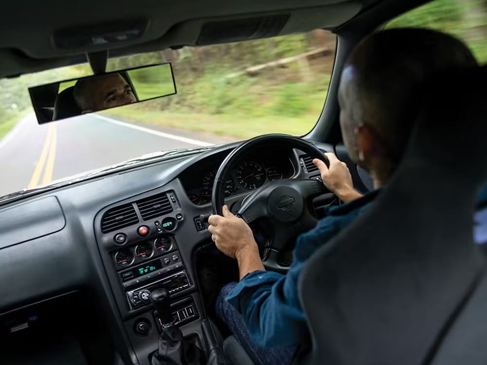  Nissan Skyline GT R σε δρόμο, καμπίνα οδηγού με οπτική γωνία πίσω από τον οδηγό