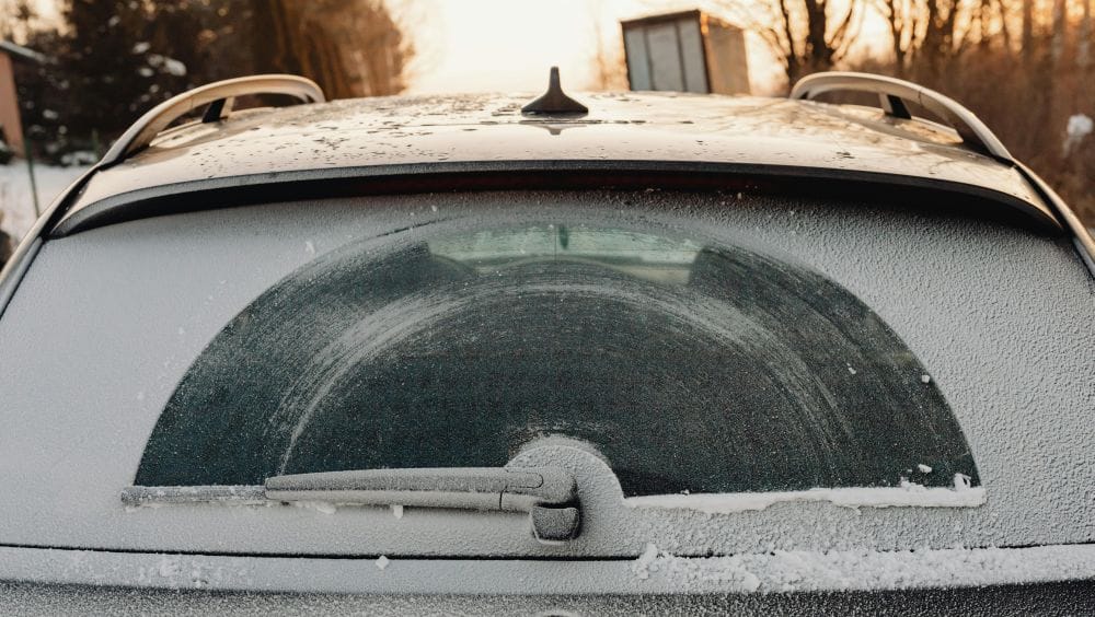 αυτοκίνητο από πίσω, χιόνι στο τζάμι καθαρισμένο από τον υαλοκαθαριστή