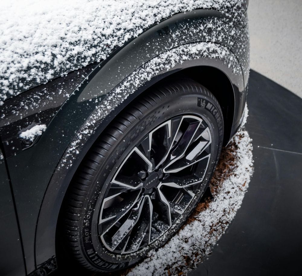 κοντινό σε χιονισμένο αυτοκίνητο, τροχός και φτερό με χιόνια 