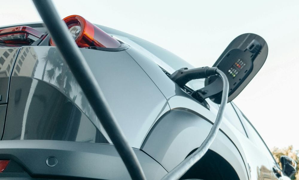 κοντινό σε ηλεκτρικό αυτοκίνητο την ώρα που φορτίζει