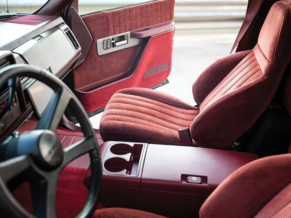 Chevrolet 454 SS, καμπίνα οδηγού με βελούδινα καθίσματα κόκκινα