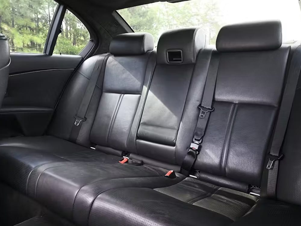 BMW M5 εσωτερικό πίσω μέρος με δερμάτινα μαύρα καθίσματα