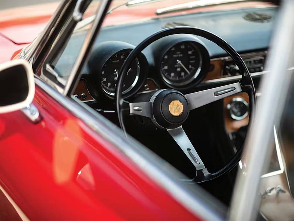 κόκκινη Alfa Romeo GTV, καμπίνα οδηγού, τιμόνι και ταμπλό