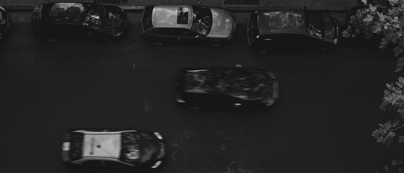 Διπλοπαρκάρισμα: Τι πρόστιμο προβλέπεται & οι εξαιρέσεις