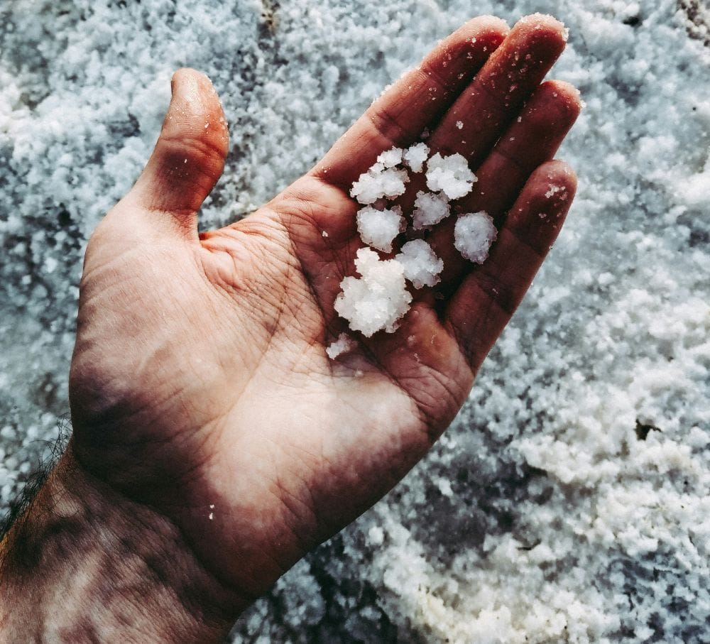 παλάμη χεριού με κομμάτια χαλάζι 