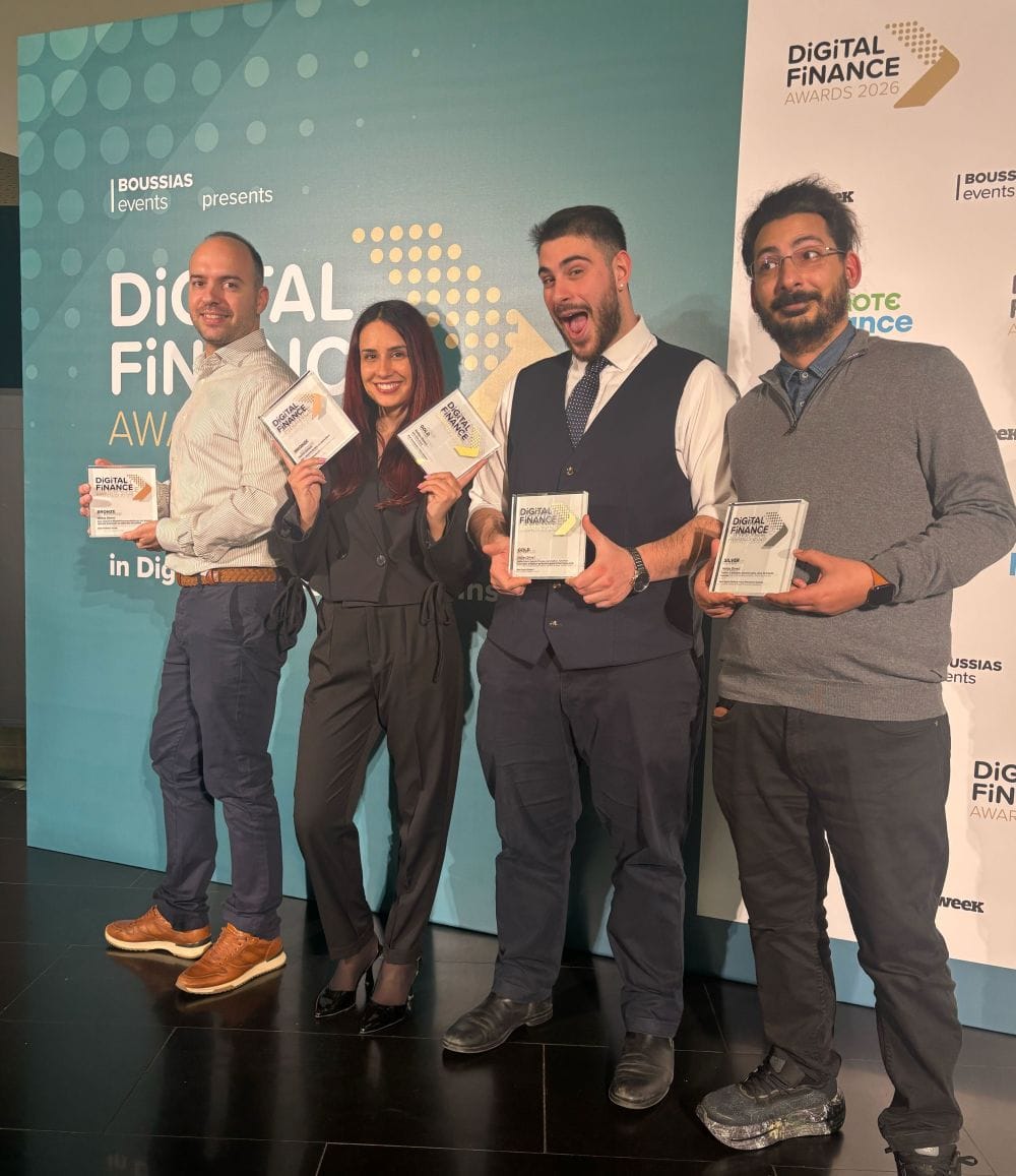 η ομάδα της Hellas Direct με τα πέντε βραβεία στα Digital Finance Awards 2026