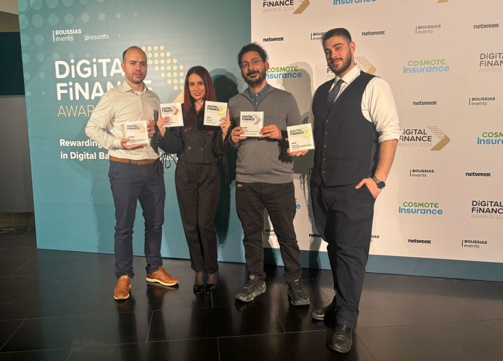 η ομάδα της Hellas Direct με τα πέντε βραβεία στα Digital Finance Awards 2026
