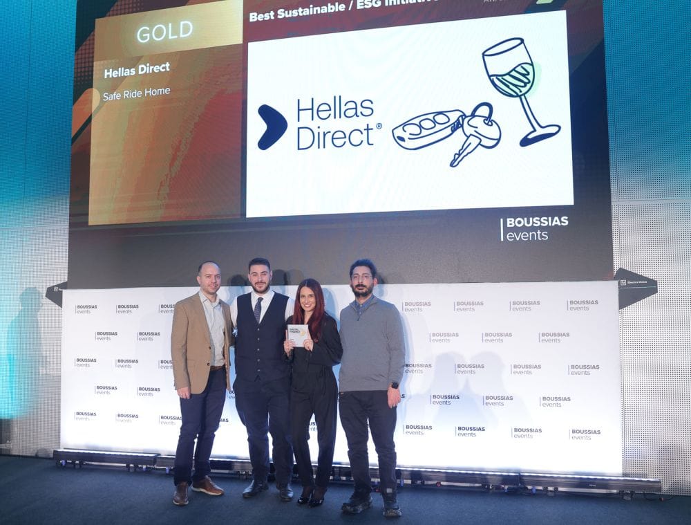 η ομάδα της Hellas Direct με το βραβείο στα Digital Finance Awards 2026