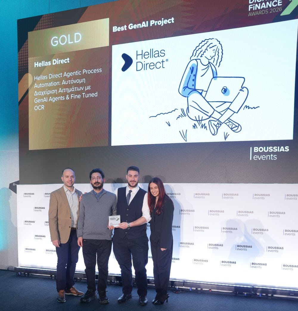 η ομάδα της Hellas Direct με ένα από τα βραβεία στα Digital Finance Awards 2026