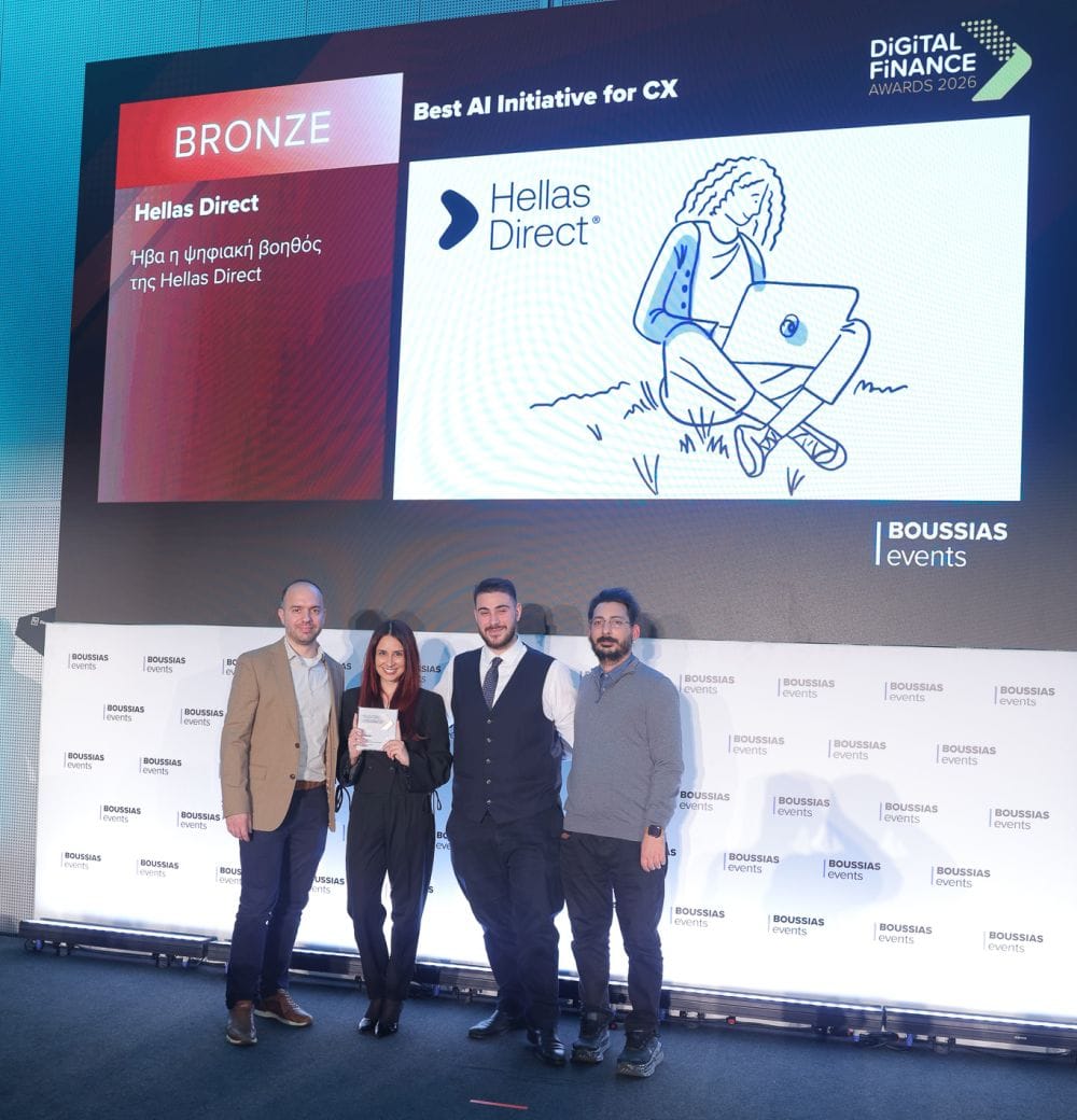 η ομάδα της Hellas Direct με ένα από τα βραβεία στα Digital Finance Awards 2026