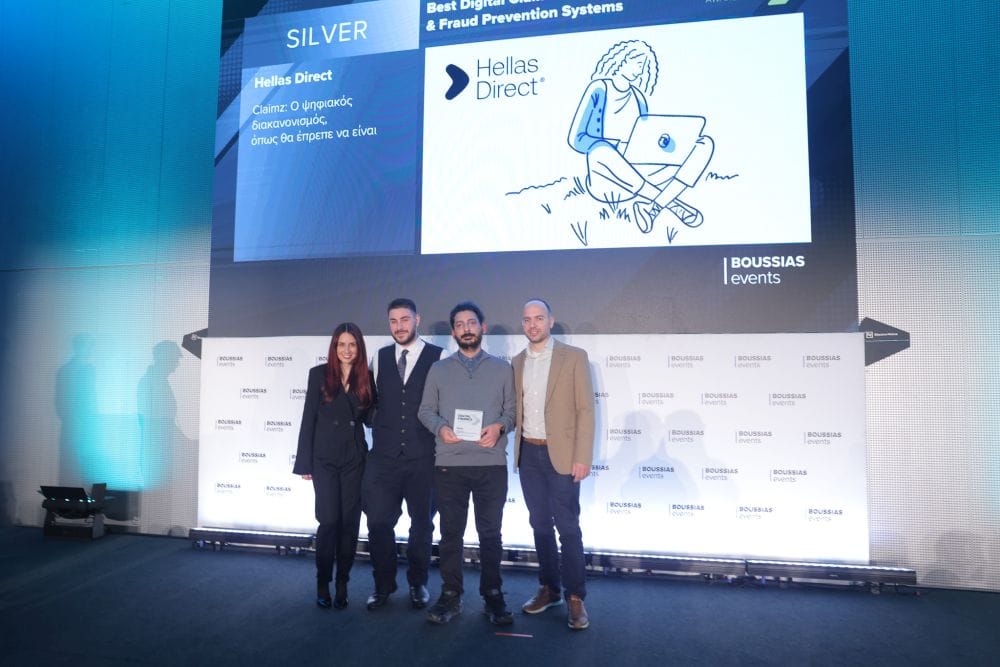 η ομάδα της Hellas Direct με ένα από τα βραβεία στα Digital Finance Awards 2026