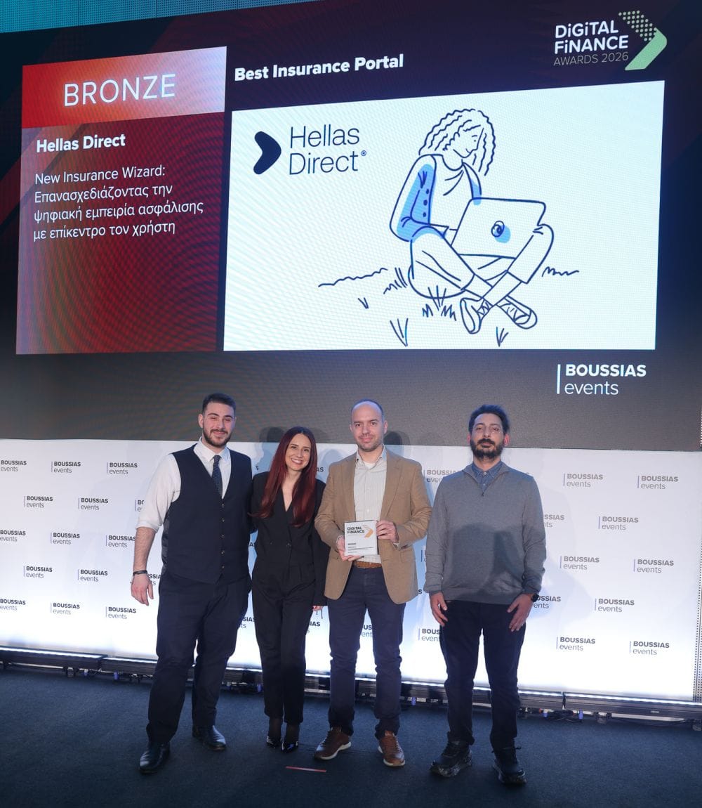 η ομάδα της Hellas Direct με ένα από τα βραβεία στα Digital Finance Awards 2026