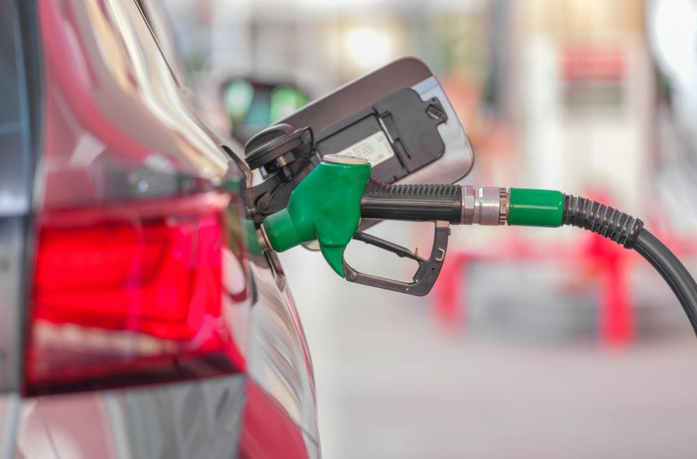 αυτοκίνητο που ανεφοδιάζεται σε βενζινάδικο – χρήση fuel pass 2026 για επιδότηση καυσίμου