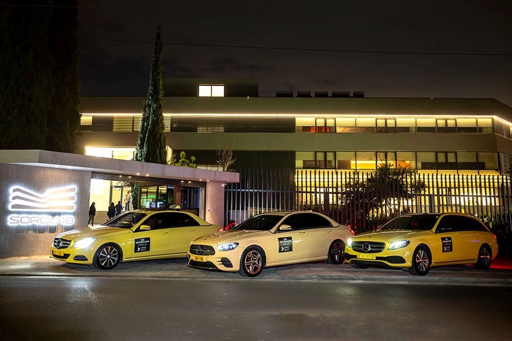ταξί έξω από το κτίριο της Hellas Direct 