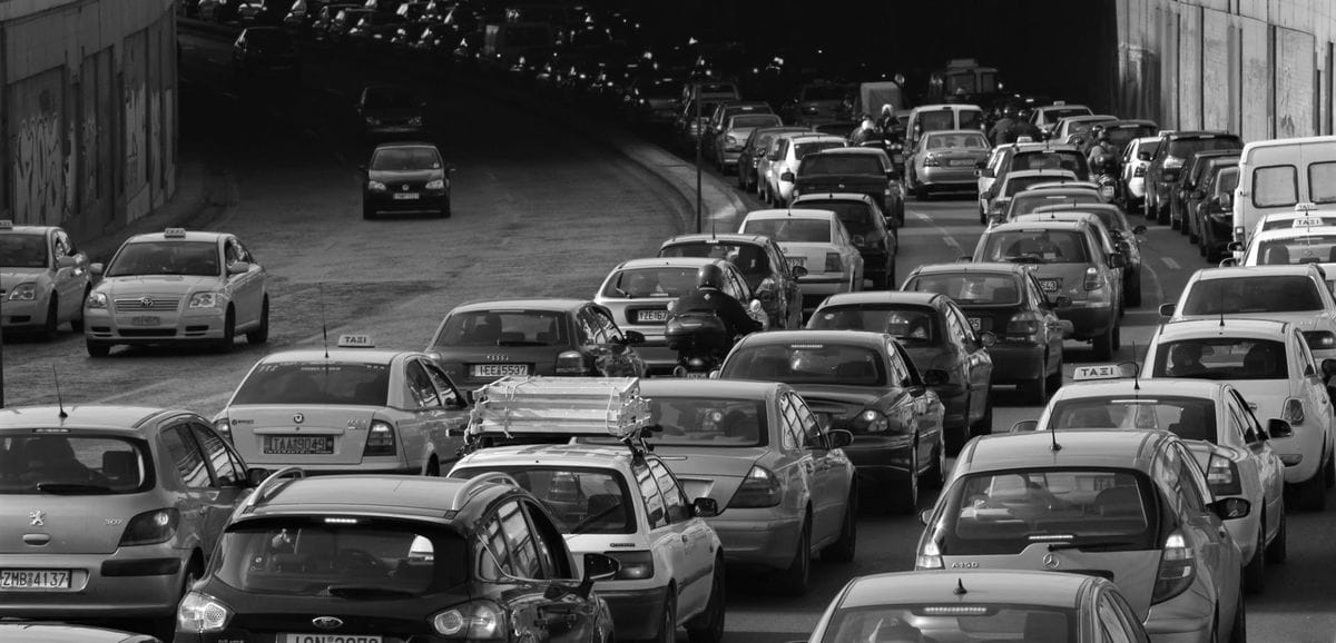 Θα έχουμε λιγότερη κίνηση αν φτιάξουμε μεγαλύτερους δρόμους; Νέα έρευνα εξηγεί: γιατί όχι!