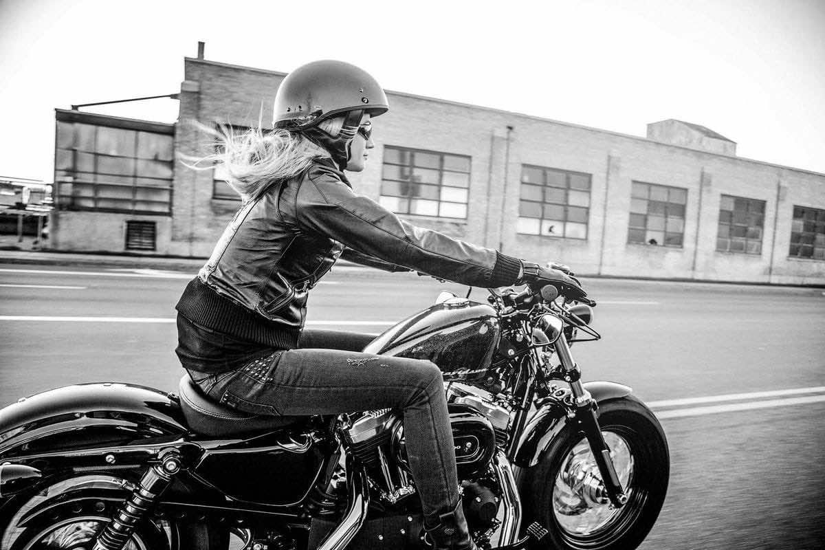 Οι γυναίκες που κατέκτησαν τους δρόμους με τις μοτοσυκλέτες τους