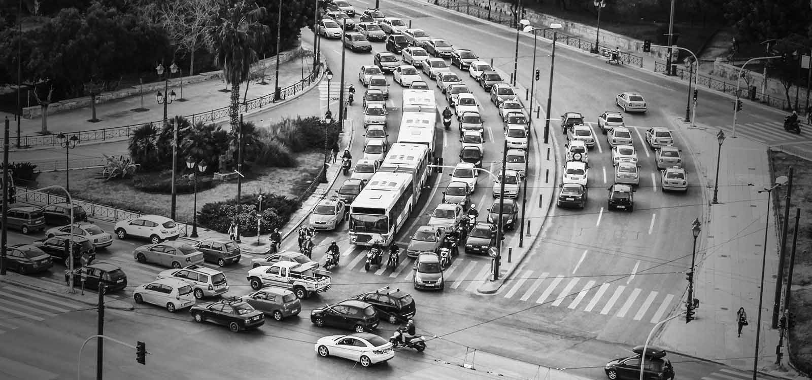 Ασπρόμαυρη εικόνα, δρόμος με κίνηση από ψηλά