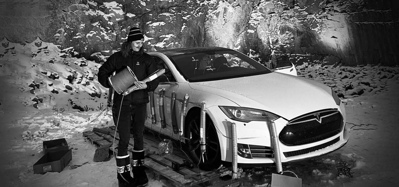 Έξαλλος Φινλανδός ανατινάζει το Tesla του για μία μπαταρία